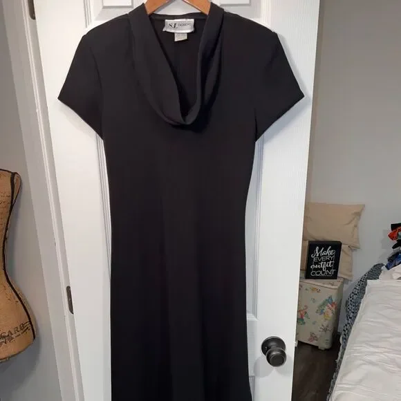 Black dress - Picture 2 of 7